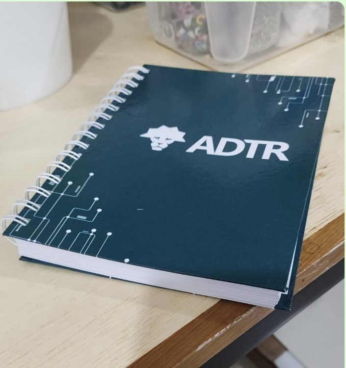 Caderno Personalizado em capa dura adesivada, wire-o tam A4 (21,29,7) miolo pautado